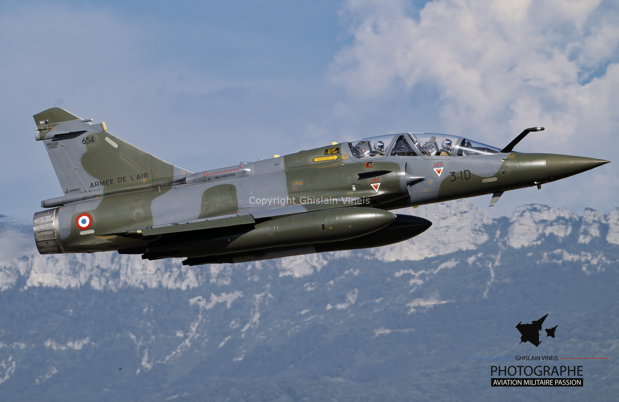UNE DÉMONSTRATION TOUJOURS AUSSI SPECTACULAIRE Parmi les temps forts de l'Aerotorshow 2026, la démonstration du Mirage 2000 de l'Armée de l'Air et de l'Espace a une nouvelle fois marqué les esprits. Aux commandes, la Team Couteau Delta Tactical Display a offert une présentation dynamique, précise et spectaculaire, mettant en valeur toutes les qualités de cet avion de chasse emblématique. LE VERCORS COMME DÉCOR NATUREL L'un des atouts de l'aéroport de Valence-Chabeuil est sans conteste son environnement. Avec le massif du Vercors en arrière-plan, les évolutions du Mirage 2000 ont pris une dimension particulière, offrant un cadre exceptionnel aux passionnés comme aux photographes. UN MOMENT FORT DE L'ÉDITION 2026 Cette démonstration a une nouvelle fois confirmé la popularité du Mirage 2000 auprès du public. Entre puissance, précision et maîtrise du pilotage, chaque passage a rappelé pourquoi cet appareil demeure une référence de l'aviation de chasse française. Un grand merci à l'Armée de l'Air et de l'Espace, à la Team Couteau Delta Tactical Display ainsi qu'aux organisateurs de l'Aerotorshow pour ce magnifique spectacle. Pour découvrir les photos en meilleure qualité, n'hésitez pas à vous rendre sur le site Aviation Militaire Passion. Copyright Ghislain Vineis - Mirage 2000 D Aviation Militaire Passion