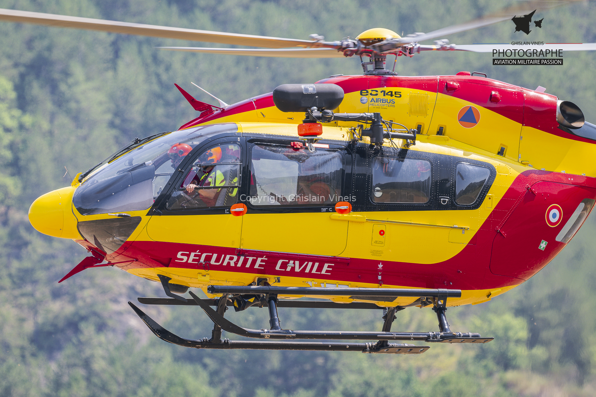 EC145 de la Sécurité civile mobilisé sur le feu de forêt sur la commune de Die