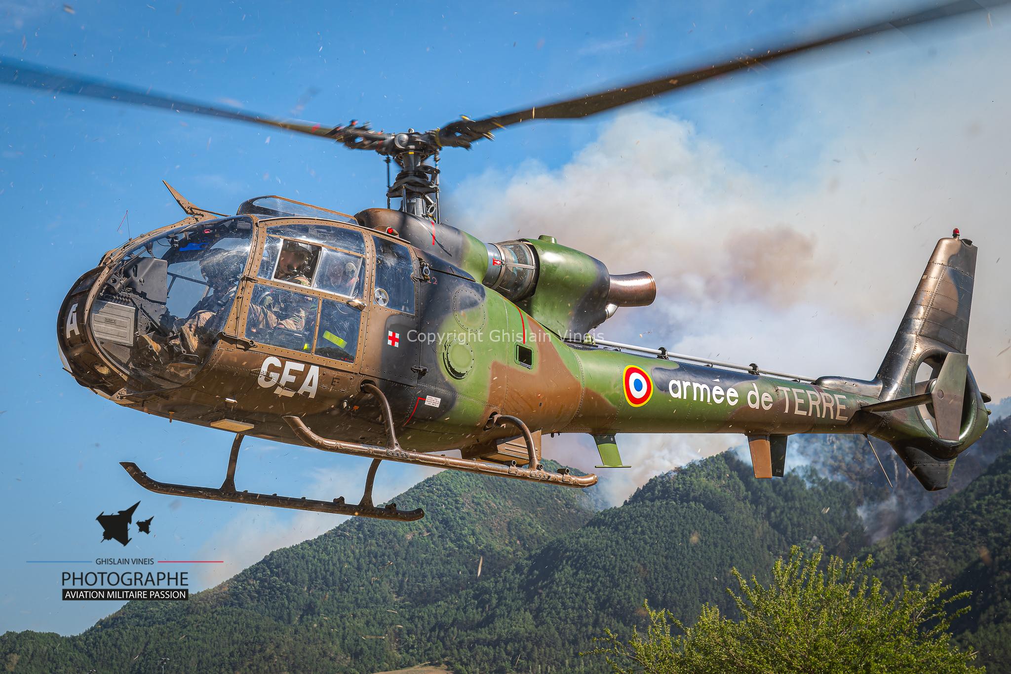 Gazelle de l'ALAT - Aviation légère de l'armée de Terre du 5e régiment d'hélicoptères de combat (5ᵉ RHC) rejoint sa base après une mission de reconnaissance de l'évolution du feu menée aux côtés du 1er RIISC, engagé sur l'incendie de Die.